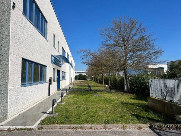 capannone in vendita a Cartoceto in zona Lucrezia