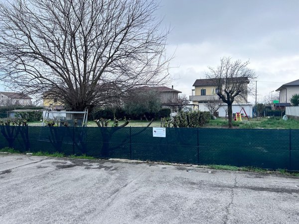terreno edificabile in vendita a Cartoceto in zona Lucrezia
