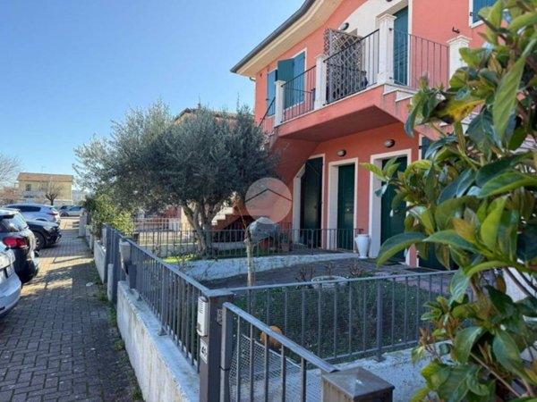 appartamento in vendita a Cartoceto in zona Lucrezia