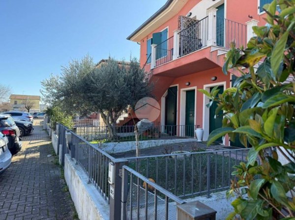 appartamento in vendita a Cartoceto in zona Lucrezia