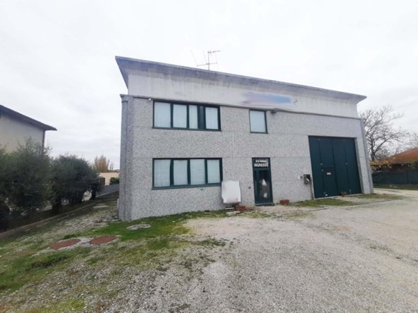 locale commerciale in vendita a Cartoceto in zona Lucrezia