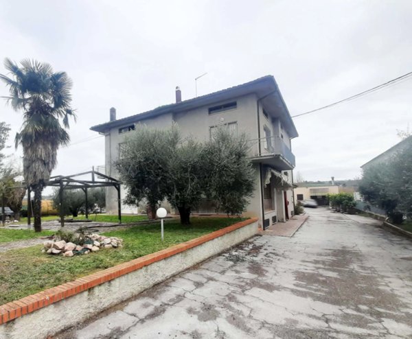 appartamento in vendita a Cartoceto in zona Lucrezia