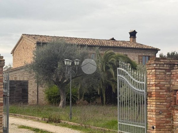 casa indipendente in vendita a Cartoceto in zona Lucrezia