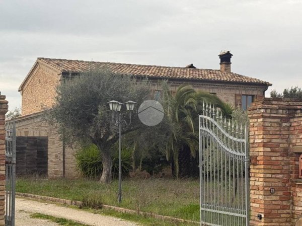 casa indipendente in vendita a Cartoceto in zona Lucrezia