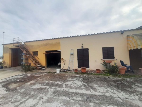 locale commerciale in vendita a Cartoceto in zona Lucrezia