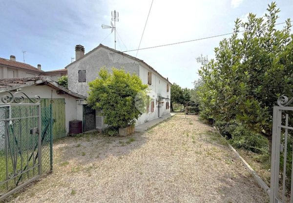 casa indipendente in vendita a Cartoceto in zona Lucrezia