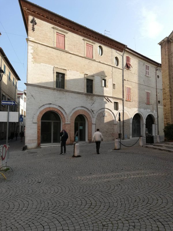 locale commerciale in vendita a Fano