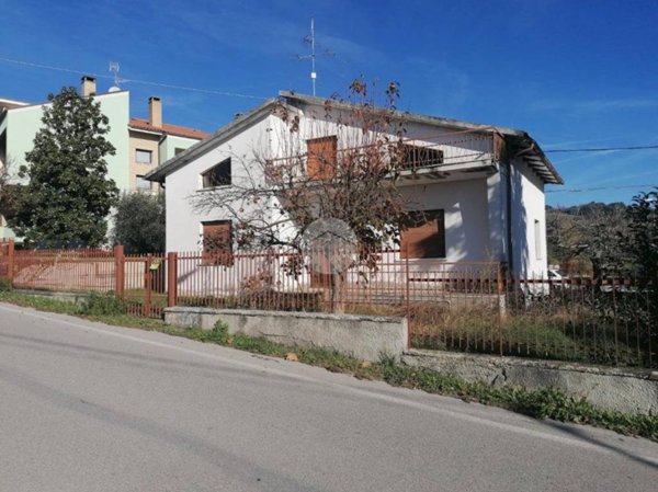 casa indipendente in vendita a Fano in zona Carrara