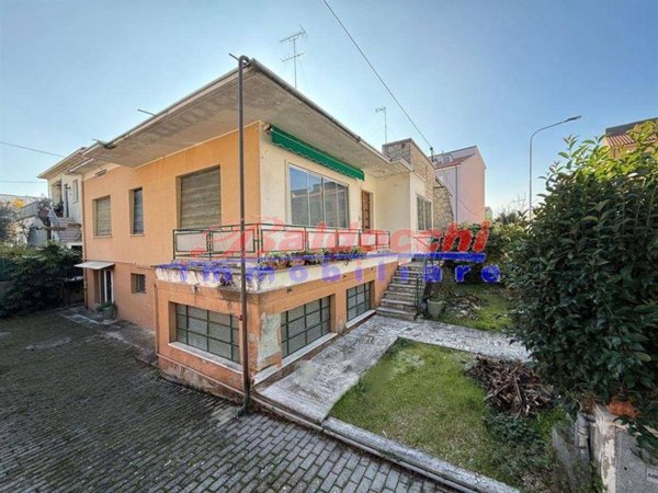 casa indipendente in vendita a Fano