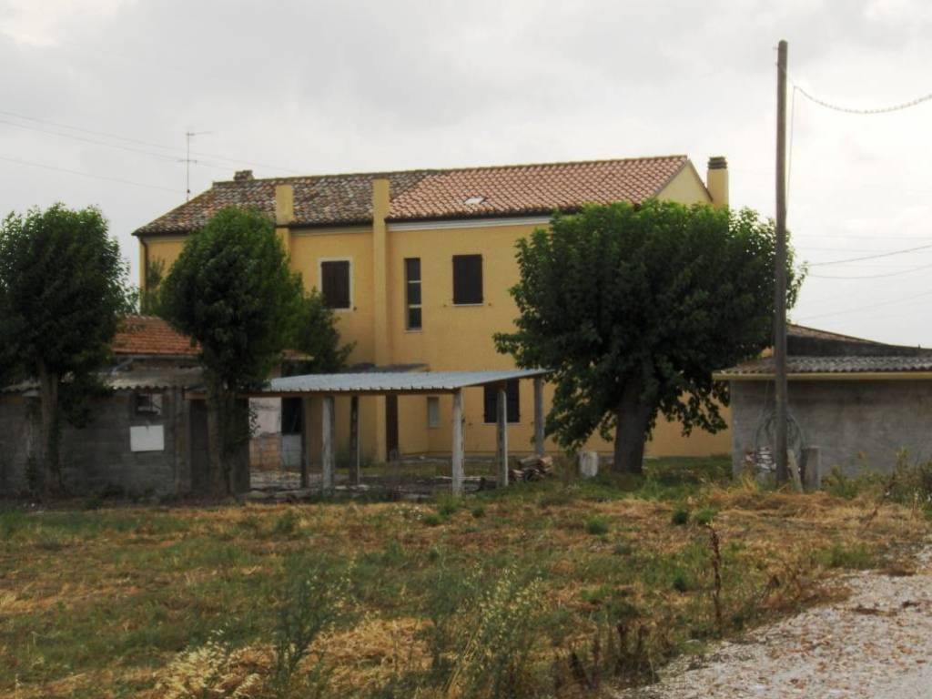 casa indipendente in vendita a Fano in zona Carrara