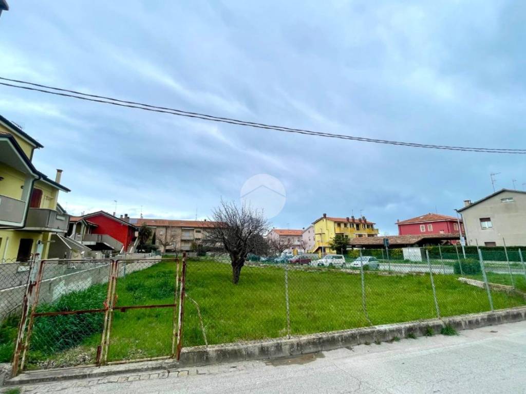 terreno edificabile in vendita a Fano in zona Cuccurano