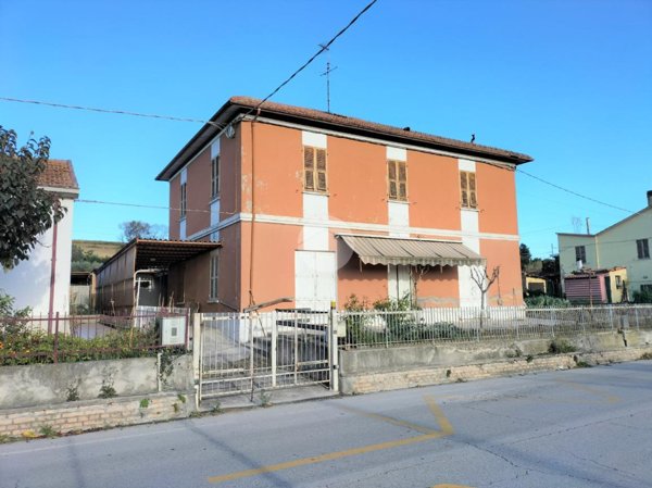 casa indipendente in vendita a Fano in zona Carrara