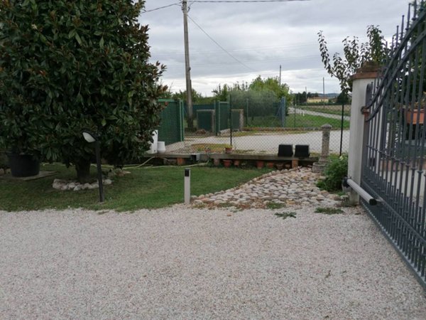 casa indipendente in vendita a Fano in zona Cuccurano