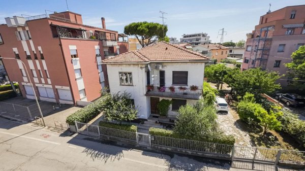 casa indipendente in vendita a Fano