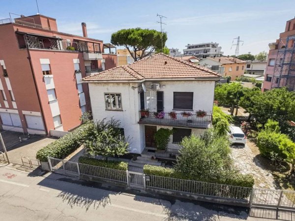 casa indipendente in vendita a Fano