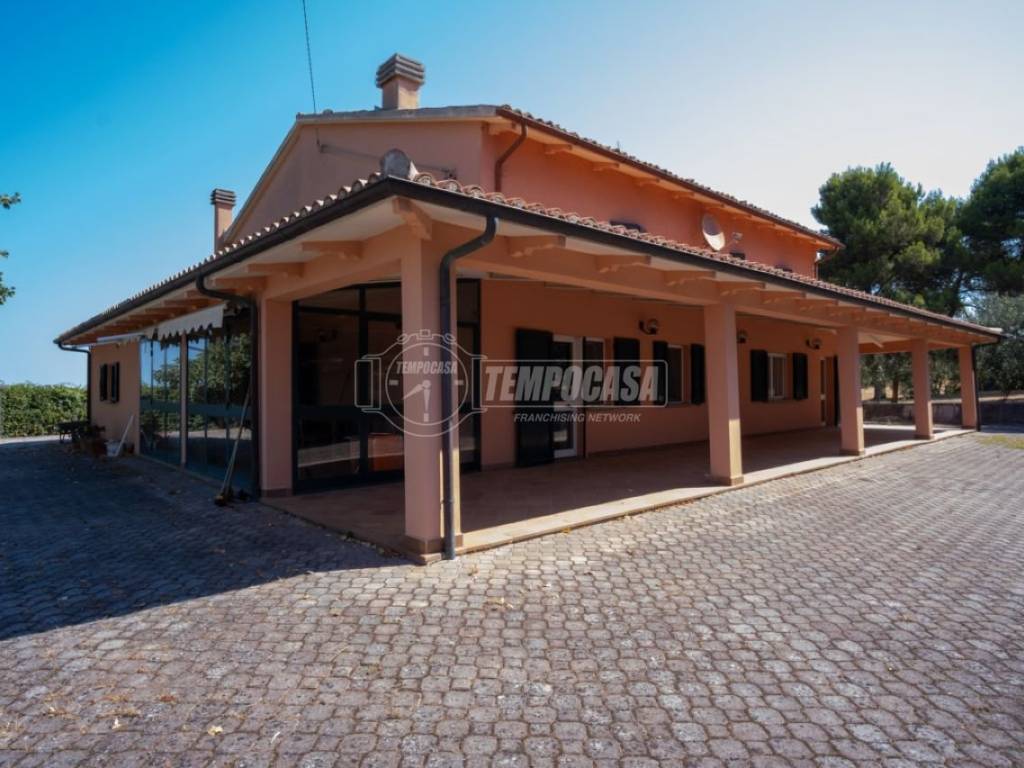 casa indipendente in vendita a Fano in zona Caminate