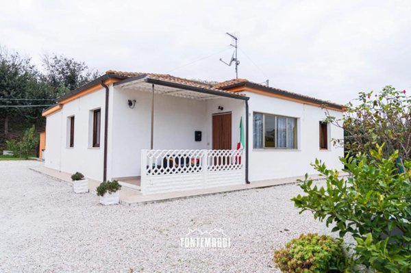 casa indipendente in vendita a Fano