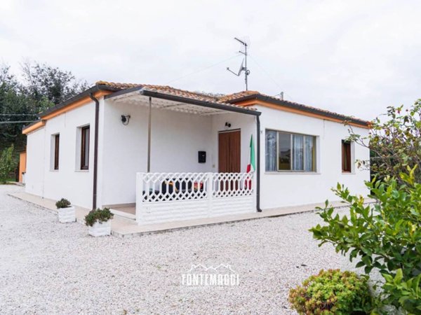 casa indipendente in vendita a Fano
