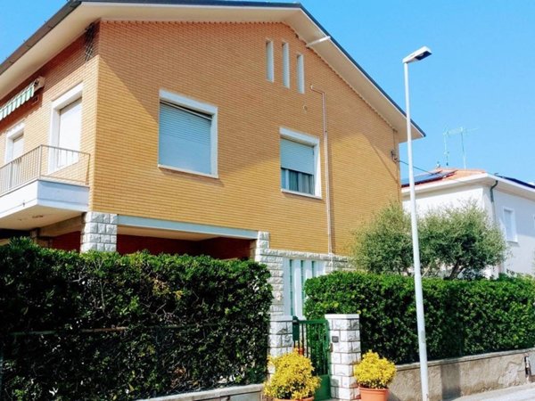 casa indipendente in vendita a Fano in zona Roncosambaccio