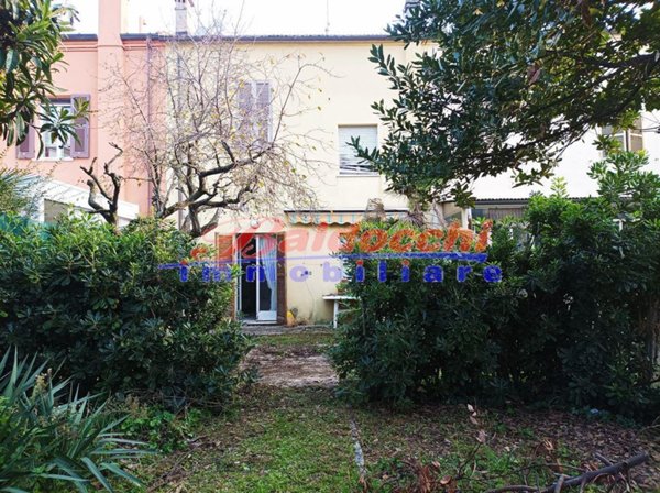 casa indipendente in vendita a Fano