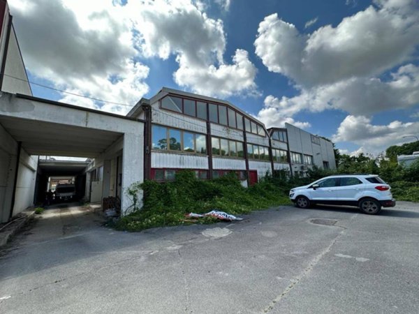 locale commerciale in vendita a Fano in zona Rosciano