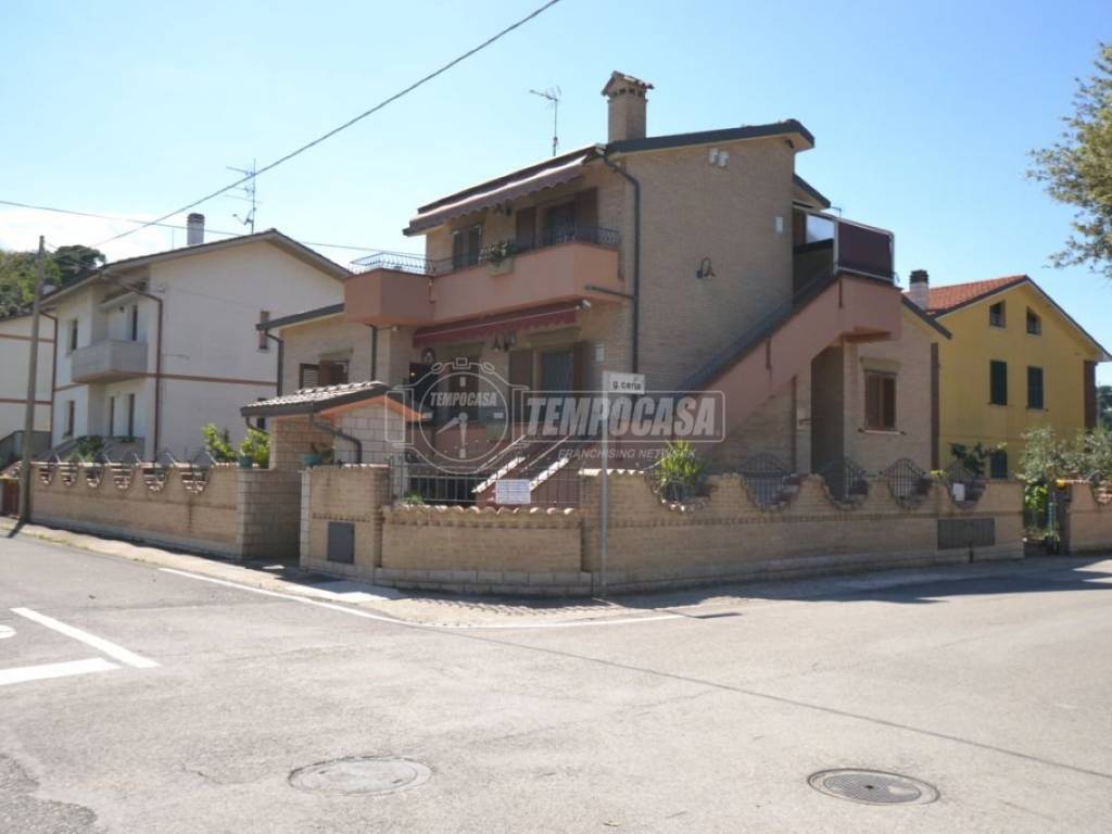 casa indipendente in vendita a Fano