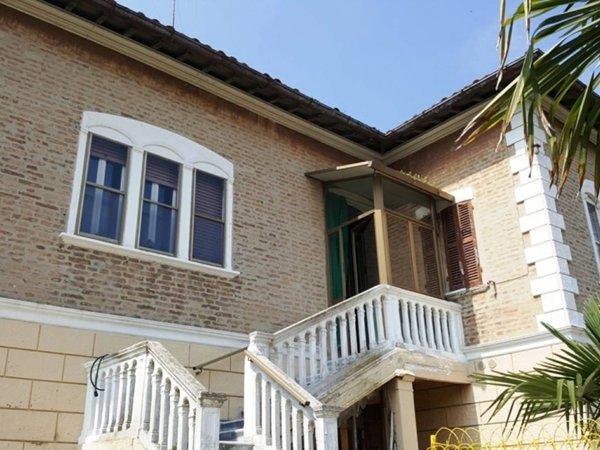 casa indipendente in vendita a Fano