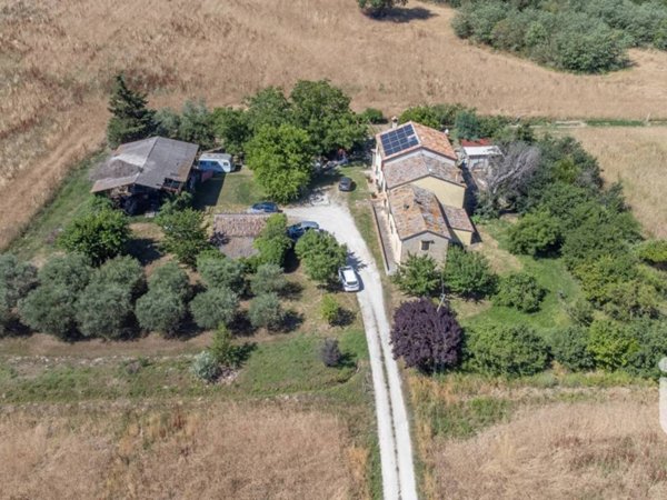 casa indipendente in vendita a Fano in zona Caminate