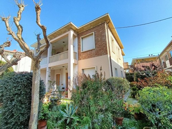 casa indipendente in vendita a Fano