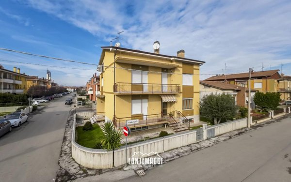 casa indipendente in vendita a Fano in zona Centinarola