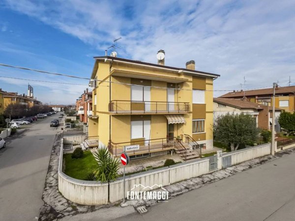 casa indipendente in vendita a Fano in zona Centinarola