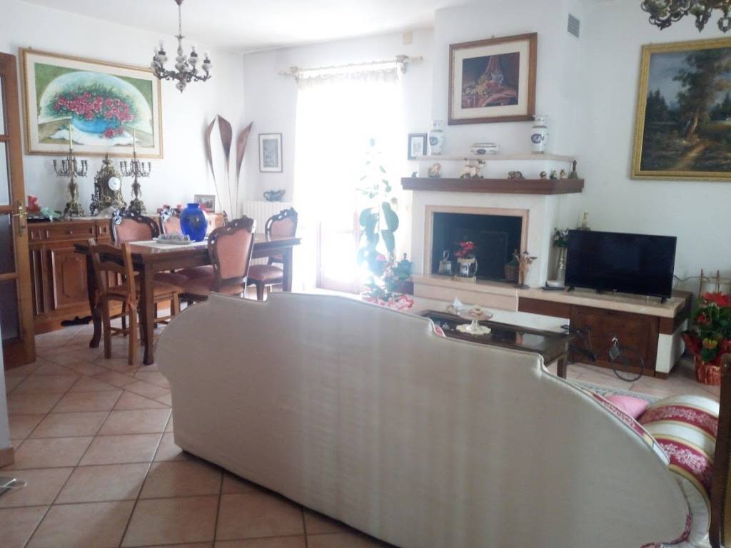 casa indipendente in vendita a Fano in zona Carrara