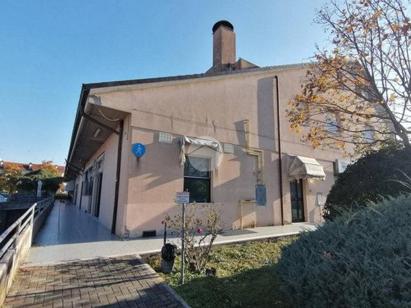 negozio in vendita a Fano in zona Fenile