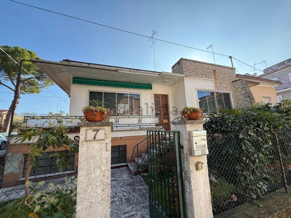 casa indipendente in vendita a Fano