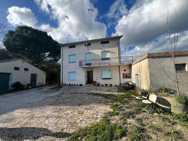 casa indipendente in vendita a Fano