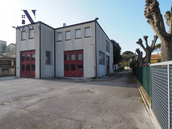 locale commerciale in vendita a Fano