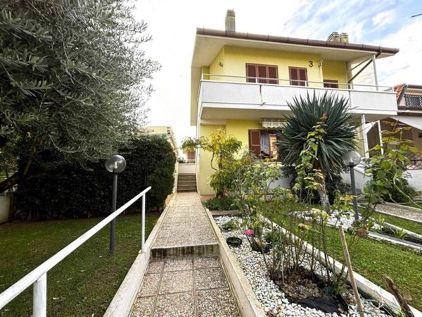 casa indipendente in vendita a Fano in zona Torrette