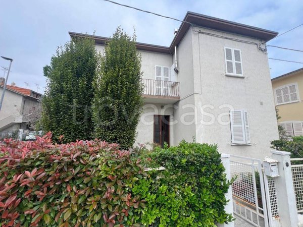 casa indipendente in vendita a Fano