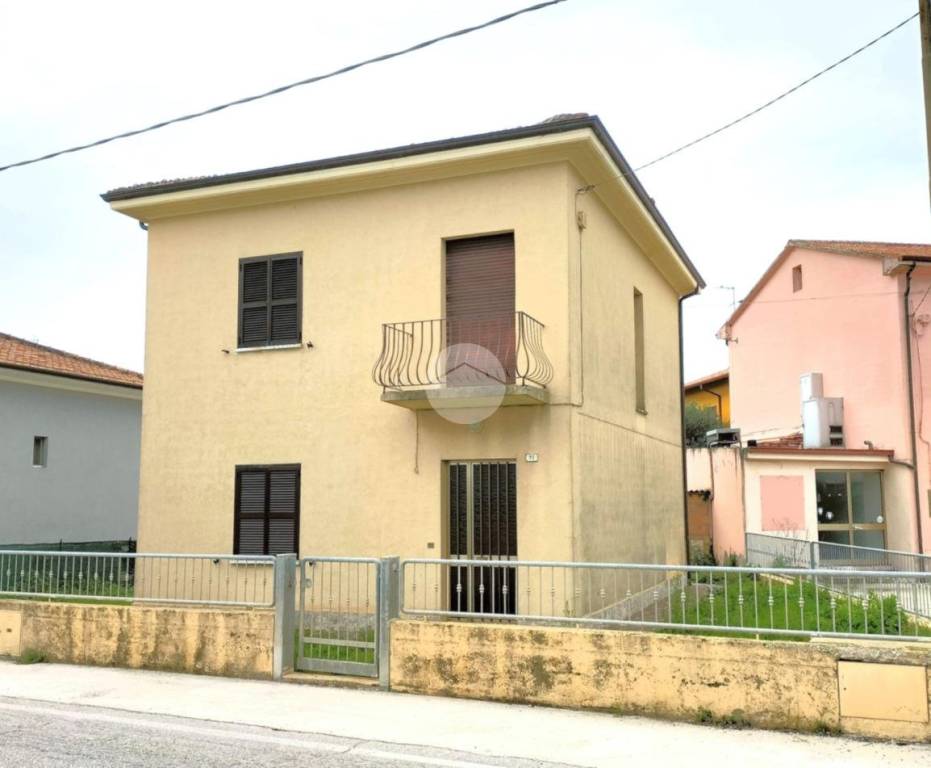 casa indipendente in vendita a Fano in zona Tombaccia