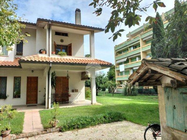 casa indipendente in vendita a Fano