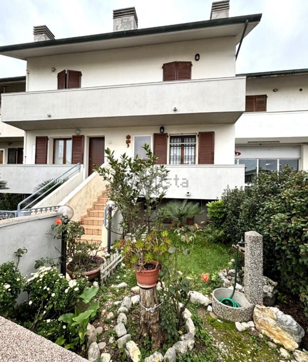 casa indipendente in vendita a Fano