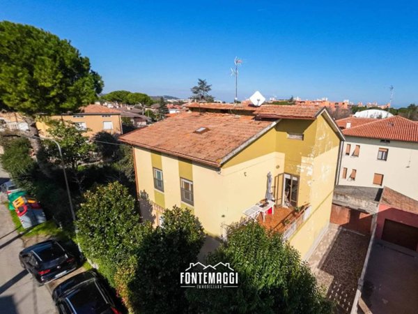 casa indipendente in vendita a Fano