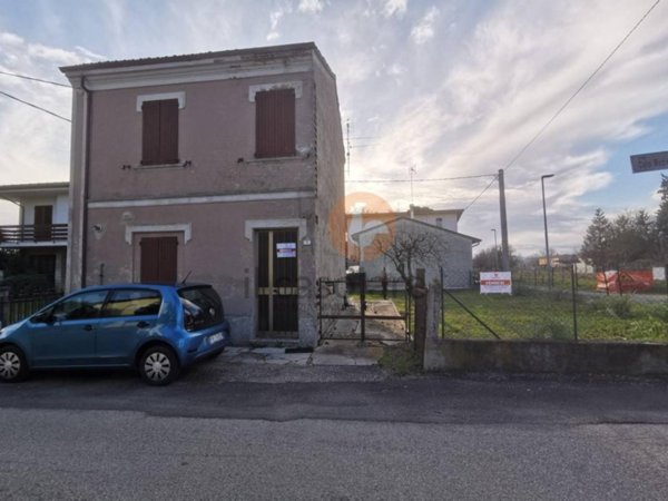 casa indipendente in vendita a Fano in zona Cuccurano