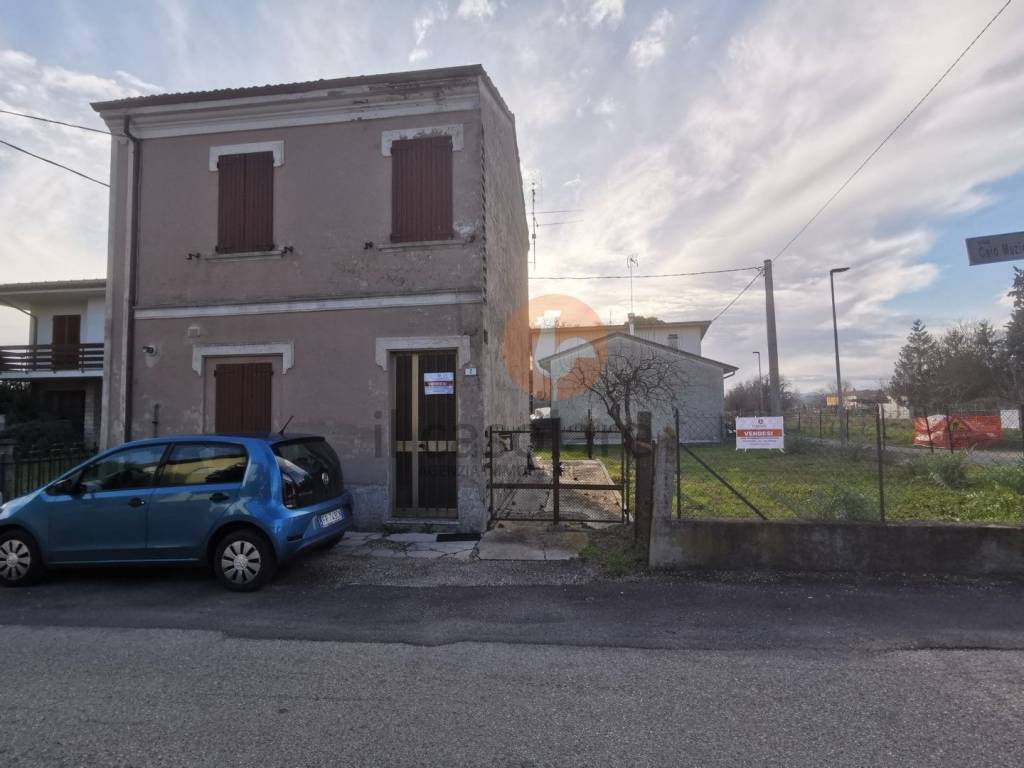 casa indipendente in vendita a Fano in zona Cuccurano