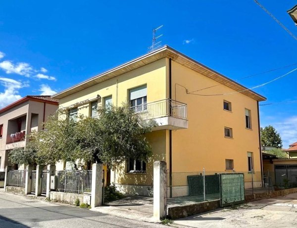 casa indipendente in vendita a Fano