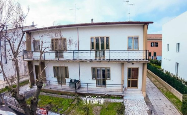 casa indipendente in vendita a Fano