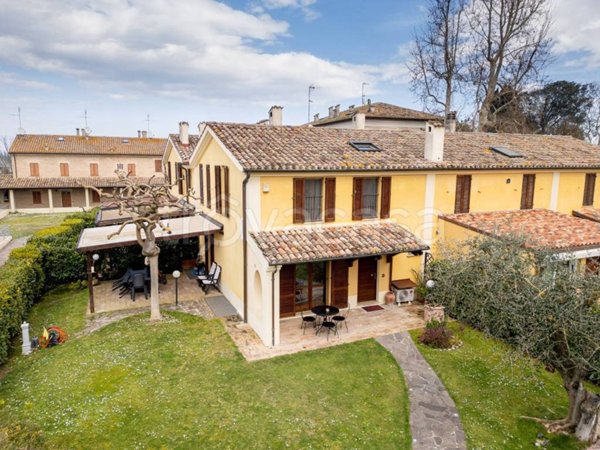 casa indipendente in vendita a Fano