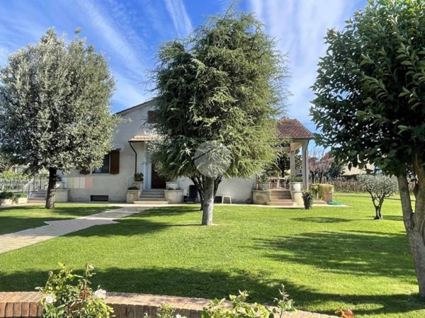 casa indipendente in vendita a Fano in zona Carrara