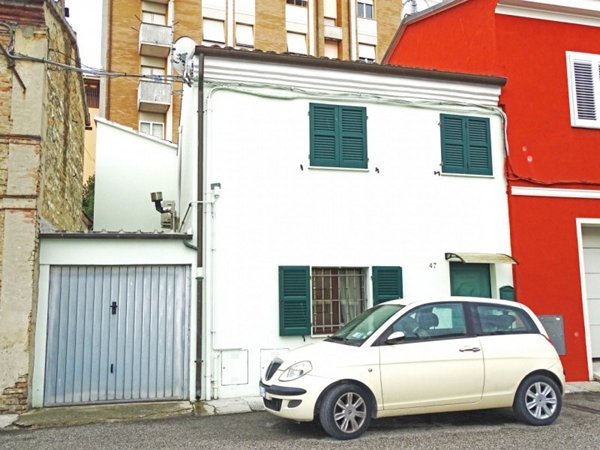 casa indipendente in vendita a Fano
