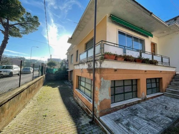 casa indipendente in vendita a Fano